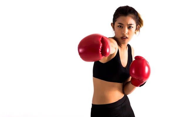 Porträt einer jungen Boxerin, die auf weißen isolierten Hintergrund mit Kopierraum schlägt — Stockfoto