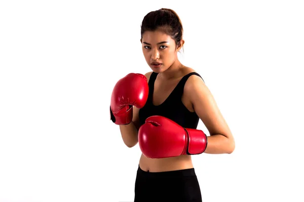 Retrato de una joven boxeadora en posición de lucha sobre fondo blanco aislado — Foto de Stock