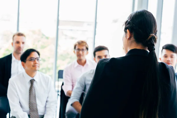 Líder femenina haciendo presentación para compañeros de trabajo — Foto de Stock