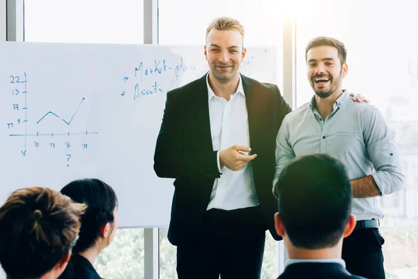 Empresarios contemporáneos haciendo presentación para colegas — Foto de Stock