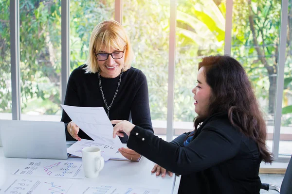 Mujeres de negocios multirraciales mirando el documento — Foto de Stock