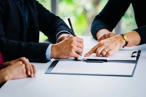 Mujer de negocios mostrando el lugar del hombre para la firma en contrato — Foto de Stock