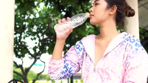 Parkta Asya atlet içme suyu — Stok video