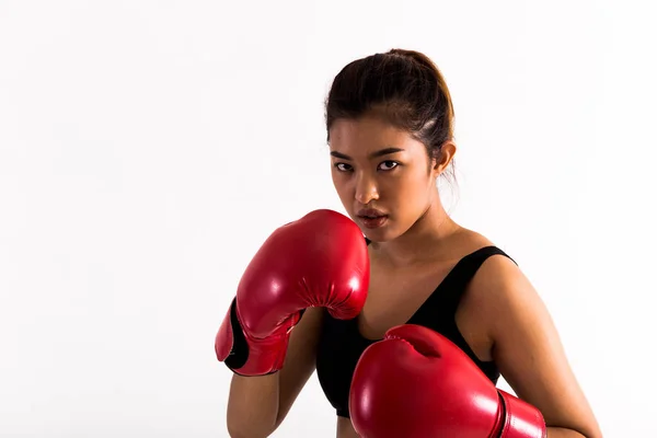 Retrato de una joven boxeadora en posición de lucha sobre fondo blanco aislado — Foto de Stock