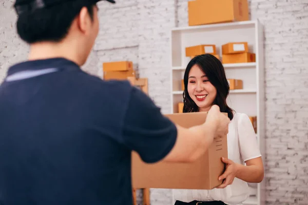 Happy Asian Adult Business hona på kontoret får ett skifte från manliga deliverman — Stockfoto