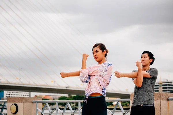 Asiatico persone che esercitano sul ponte — Foto Stock