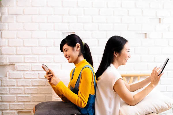 Asiatiska kvinnor som använder smartphones — Stockfoto