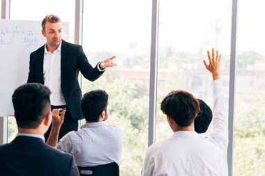 Konuşmacı konferansta soruyu cevaplamak için hazır