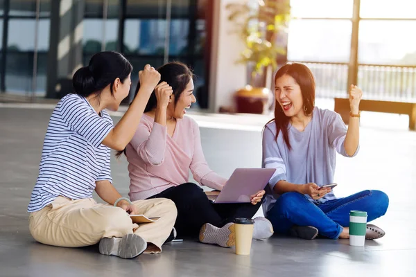 Asiatico studenti seduta su piano e mostrando pugno su — Foto Stock