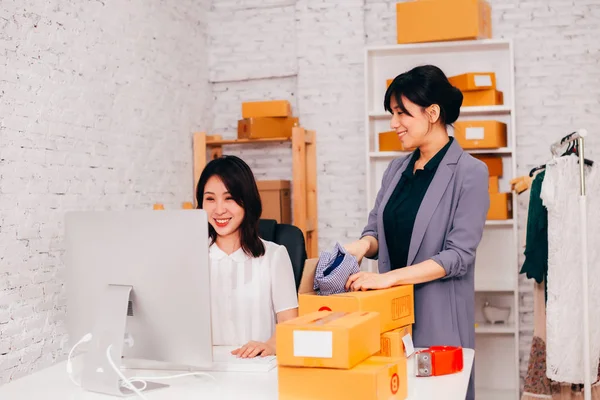 Happy Asian Business kvinnor leende på kontoret — Stockfoto