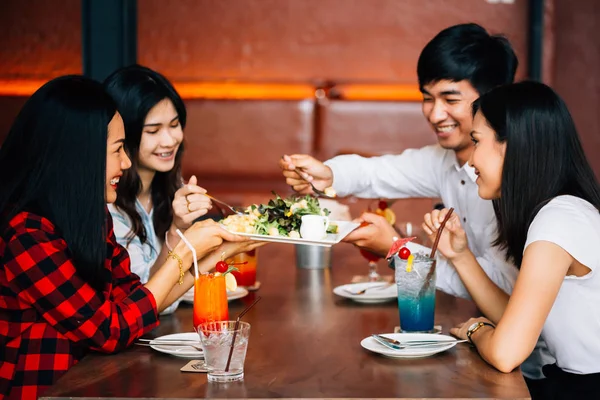 Grupo de asiáticos feliz y sonriente joven hombre y mujeres teniendo una comida junto con la felicidad —  Fotos de Stock