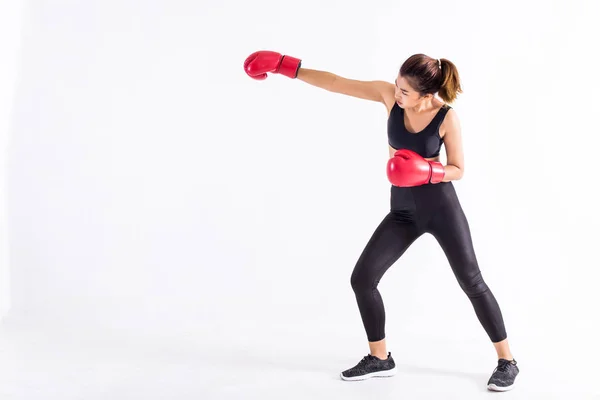 Joven hembra en forma haciendo ejercicio de boxeo — Foto de Stock
