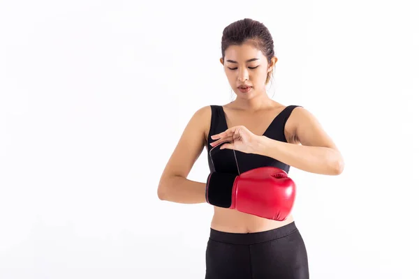 Junge asiatische Sportlerin zieht Boxhandschuhe an — Stockfoto