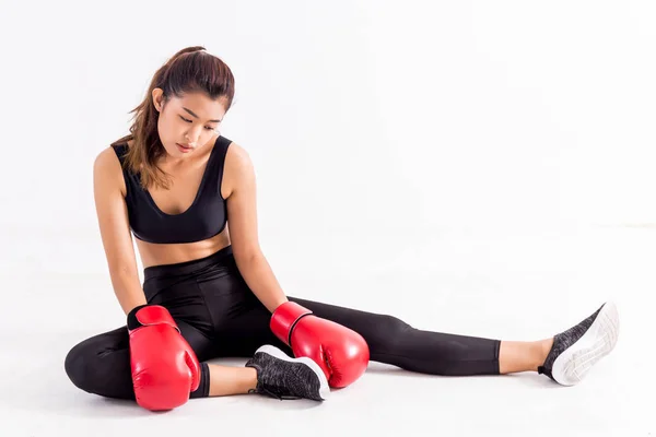 Boxeadora agotada sentada en el suelo — Foto de Stock