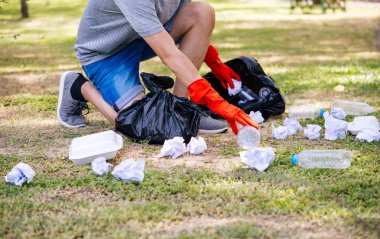 Yüzsüz erkek çöp toplayarak