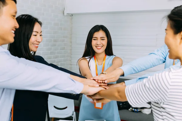 Empresarios mostrando unidad y gesto de colaboración — Foto de Stock