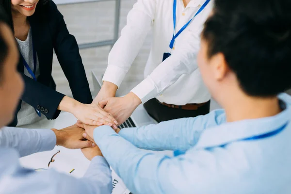 Empresarios mostrando unidad y gesto de colaboración — Foto de Stock