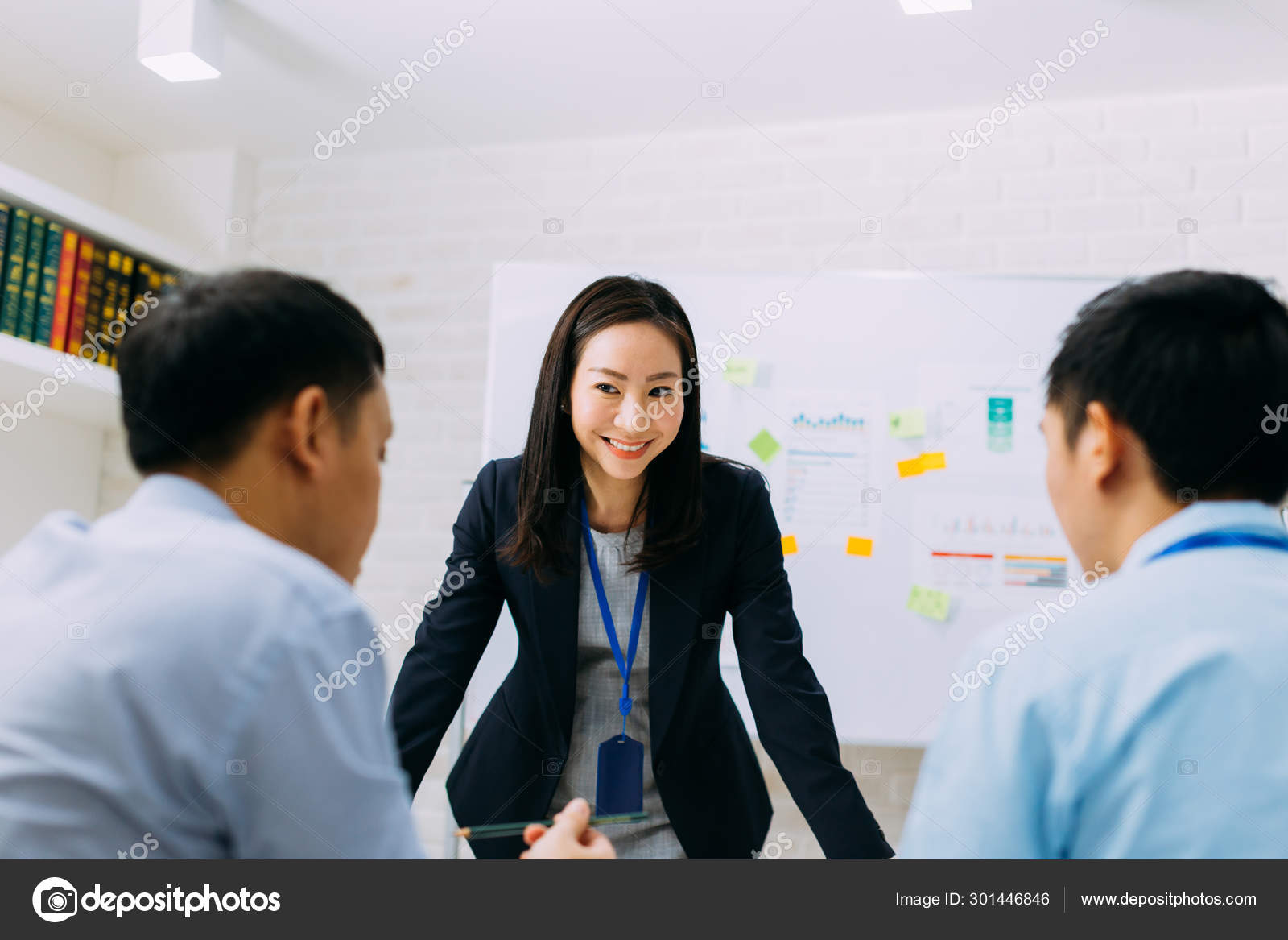 Asiatico Maduro Mulher De Negocios Sorrindo E Discutindo Com Outros Homens De Negocios Stock Photo C Twinsterphoto 301446846