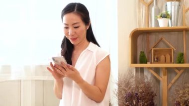 Gülümseyen Asyalı kızı sarılma ve evde oturma odasında annesi öpüşme