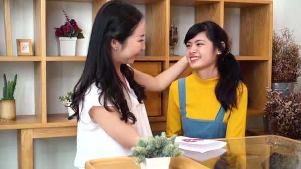 Sonriente asiática madre e hija con tarjeta — Vídeos de Stock