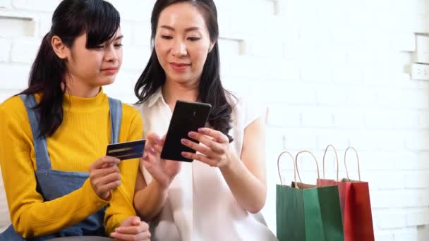 Vidám ázsiai nők vásárlás online okostelefon — Stock videók