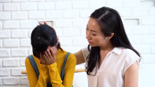 Asiática madre reconfortante llorando hija adolescente en miserable, estresado, deprimido, triste estado de ánimo — Vídeo de stock