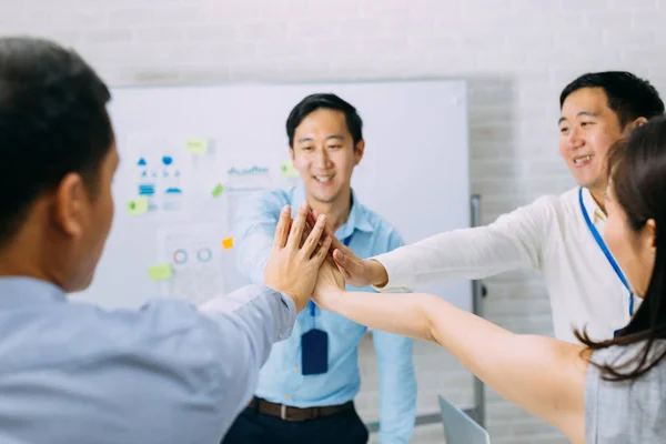 Empresarios mostrando unidad y gesto de colaboración — Foto de Stock