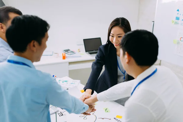 Empresarios mostrando unidad y gesto de colaboración — Foto de Stock