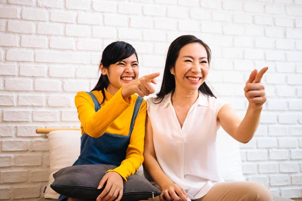 兴奋的亚洲女性看电视 — 图库照片