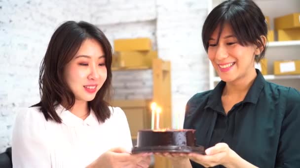 Азиатские предпринимательницы празднуют день рождения в офисе — стоковое видео