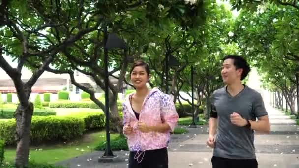 A parkban futó ázsiai emberek — Stock videók