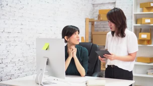 Азиатские предпринимательницы используют планшет в офисе — стоковое видео