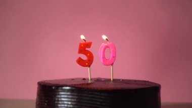 Wick aydınlatma ile Çikolatalı doğum günü pastası mum söndürmeye çalışıyor 