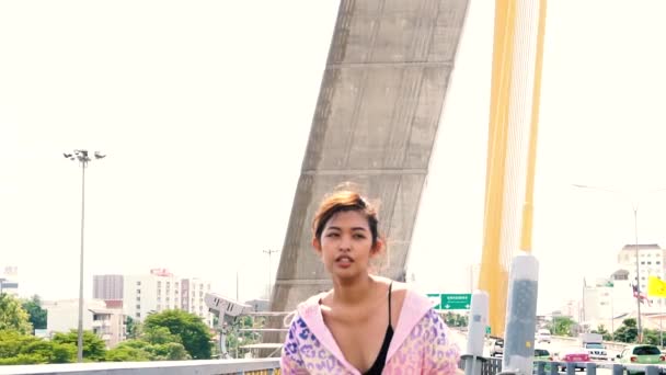 Азиатская спортсменка бегает по городскому мосту — стоковое видео