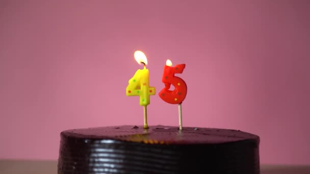 Schokolade Geburtstagstorte mit Dochtbeleuchtung versucht Kerze auszupusten — Stockvideo
