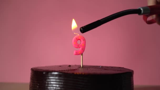 Coklat kue ulang tahun dengan sumbu pencahayaan mencoba untuk meniup lilin — Stok Video