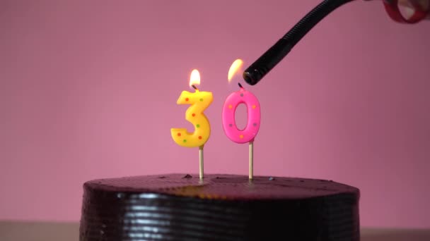 Bolo de aniversário de chocolate com iluminação pavio tentando soprar vela — Vídeo de Stock