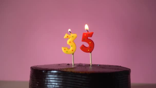 Torta di compleanno al cioccolato con illuminazione a stoppino che cerca di spegnere la candela — Video Stock