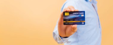 Kredi kartı tutan genç adamın sancağı 