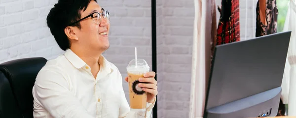Happy clothing Empreendedor asiático desfrutando e bebendo café no escritório — Fotografia de Stock