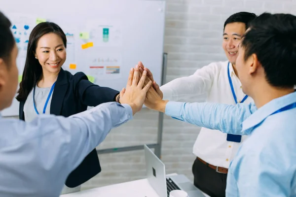 Geschäftsleute zeigen Einigkeit und Geste der Zusammenarbeit — Stockfoto