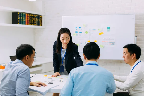 Squadra di collaboratori etnici concentrati che pianificano la strategia in sala conferenze — Foto Stock