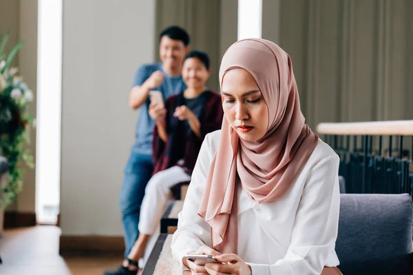 Femme islamique utilisant un smartphone tout en étant intimidé — Photo