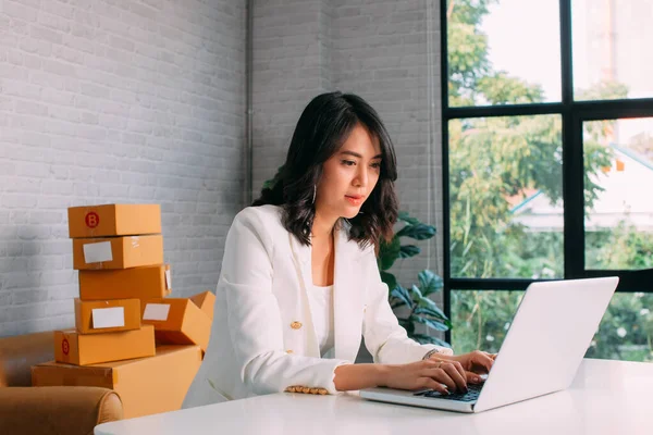 Joven mujer de negocios asiática usando laptop — Foto de Stock
