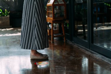 Süpermarketin, marketin, restoranın, atölyenin önünde kuyruğa giren insan sayısı. Corona Virüsü sırasında sosyal mesafelendirme kavramı - Covid 19 pandamik küresel durum