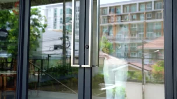 Mujer asiática mujer de negocios mirando reloj de pulsera y comprobar el tiempo en el moderno edificio de oficinas en el exterior y funcionando con prisa — Vídeos de Stock