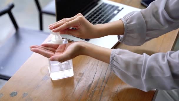 Γυναίκα χέρια χρησιμοποιώντας απολυμαντικό χεριών για την πρόληψη της πανδημίας coronavirus — Αρχείο Βίντεο