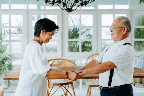 Stary seniorzy Azji para taniec i uśmiech w obiad pokój — Zdjęcie stockowe