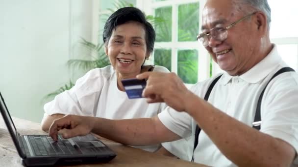 Felice coppia asiatica shopping online insieme — Video Stock
