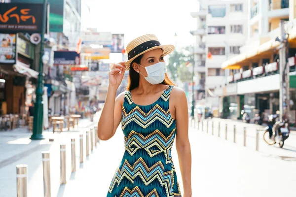 20 anni ispanica Bruna donna in una maschera protettiva indossare estate senza maniche abito in summ in Asia. — Foto Stock